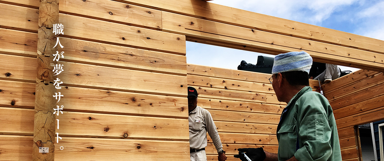 ログガレージ小屋(ログキット)の職方仕事風景